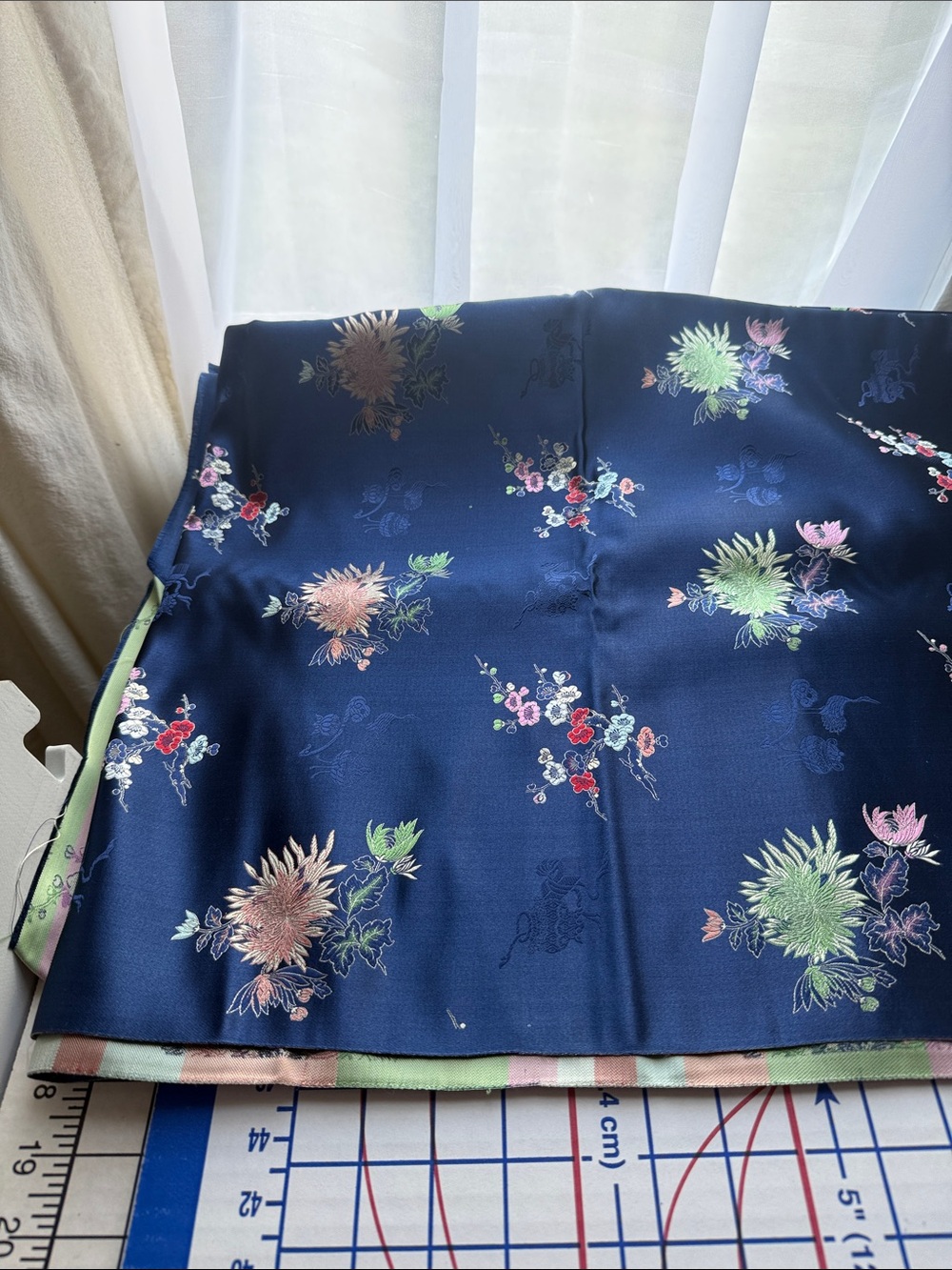 Vintage 1950s 60s Asian Brocade Satin Fabric Navy Floral Crane 4.75 Yds x 36 - Picture 8 of 16